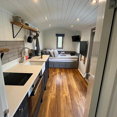 Luxury Shepherds Hut - The Moorhen By The Lake 요크 외부 사진