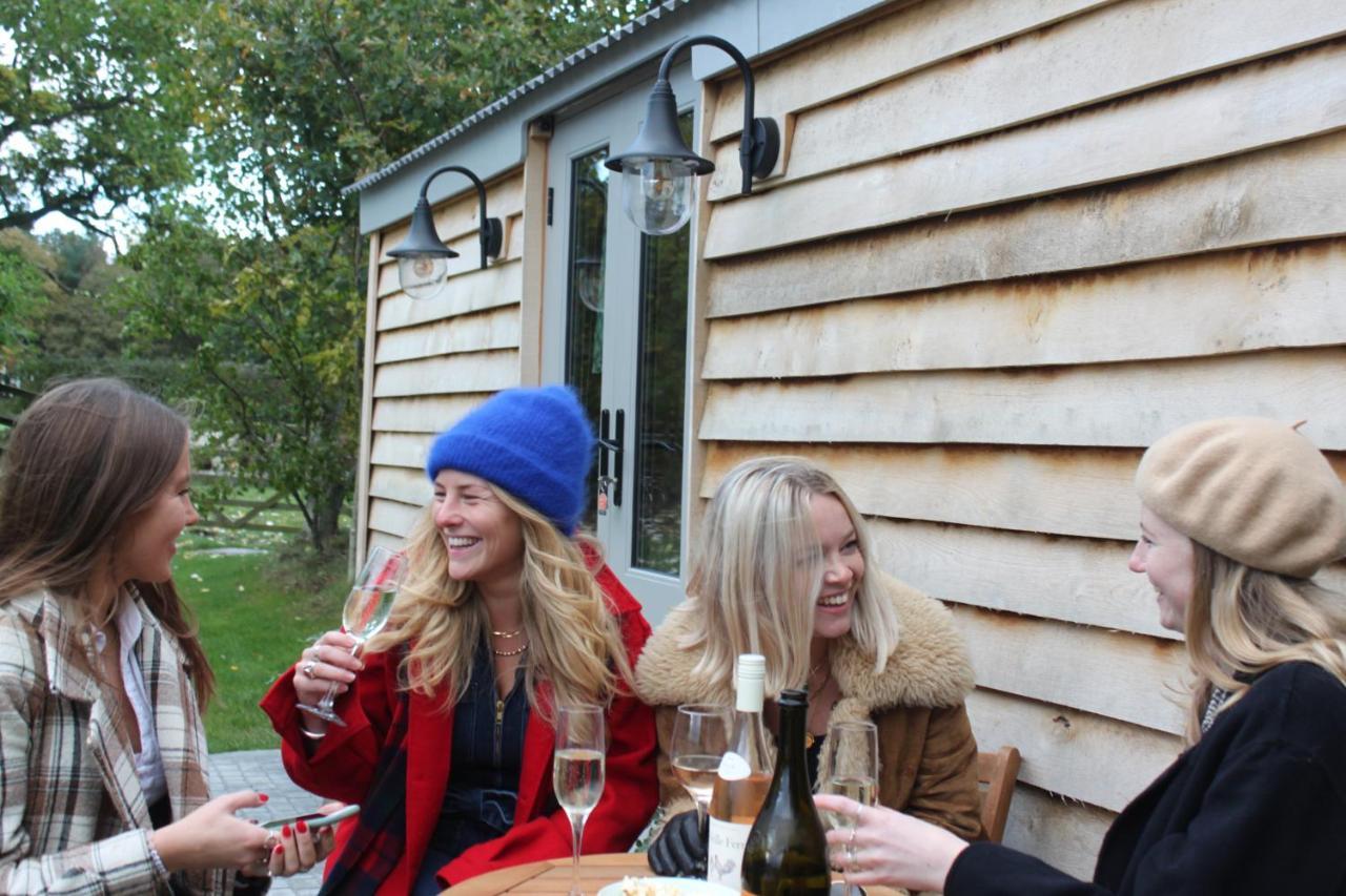 Luxury Shepherds Hut - The Moorhen By The Lake 요크 외부 사진