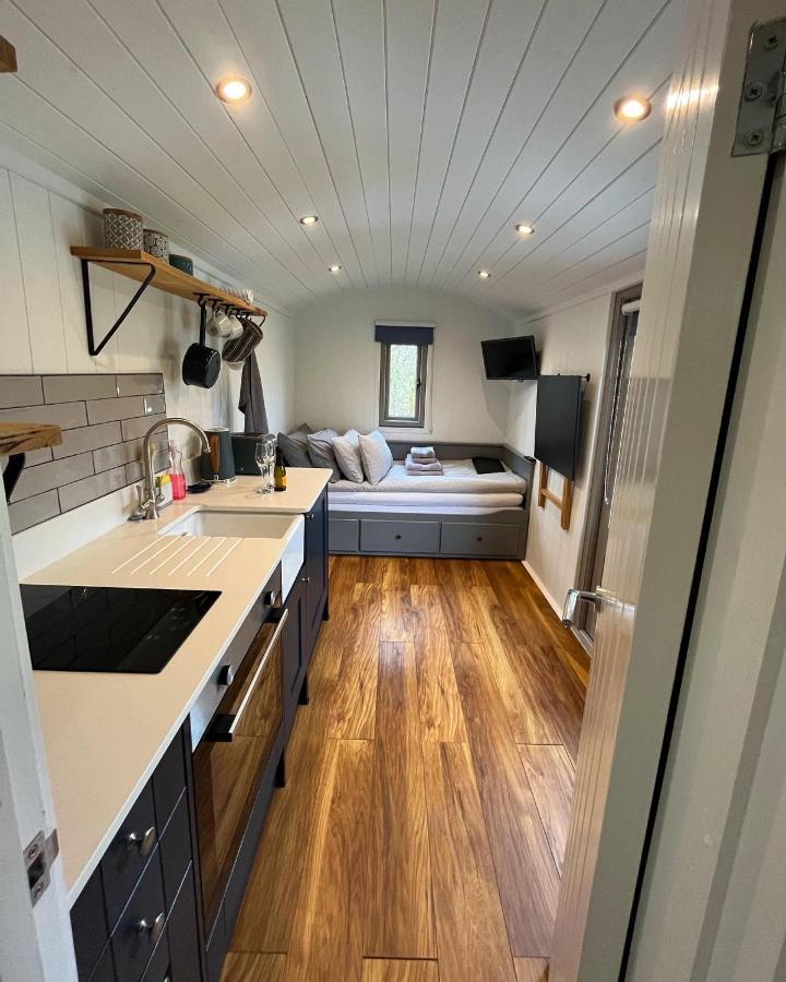 Luxury Shepherds Hut - The Moorhen By The Lake 요크 외부 사진