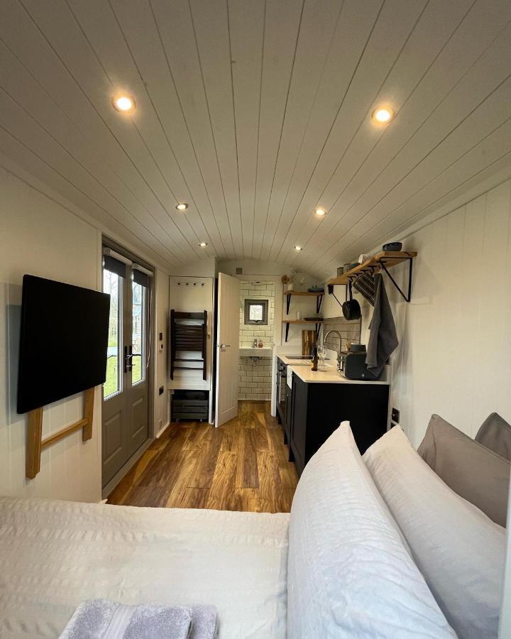 Luxury Shepherds Hut - The Moorhen By The Lake 요크 외부 사진