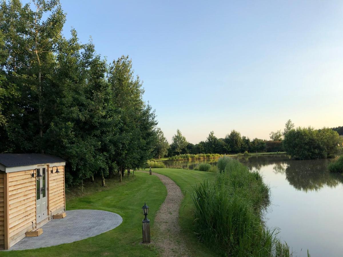 Luxury Shepherds Hut - The Moorhen By The Lake 요크 외부 사진