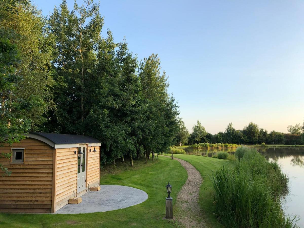 Luxury Shepherds Hut - The Moorhen By The Lake 요크 외부 사진