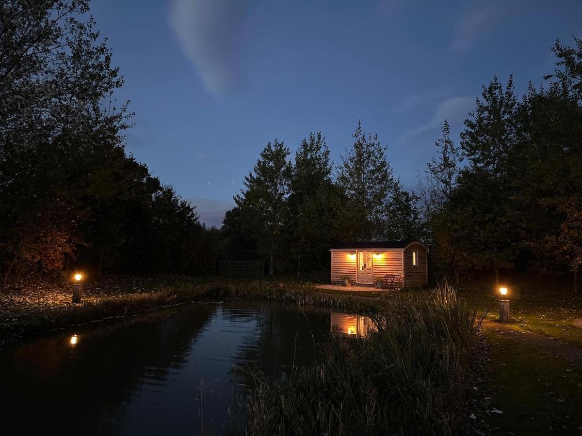 Luxury Shepherds Hut - The Moorhen By The Lake 요크 외부 사진