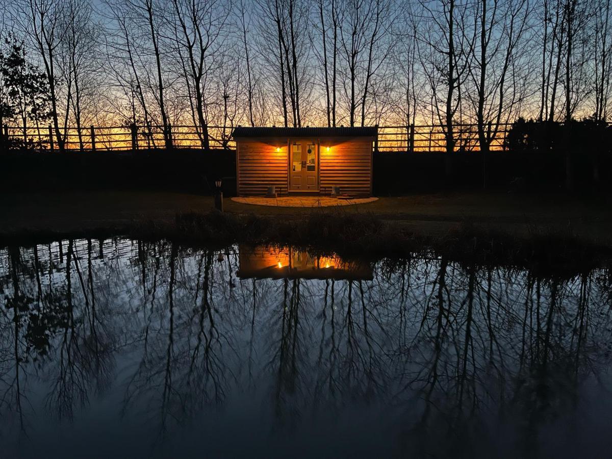 Luxury Shepherds Hut - The Moorhen By The Lake 요크 외부 사진