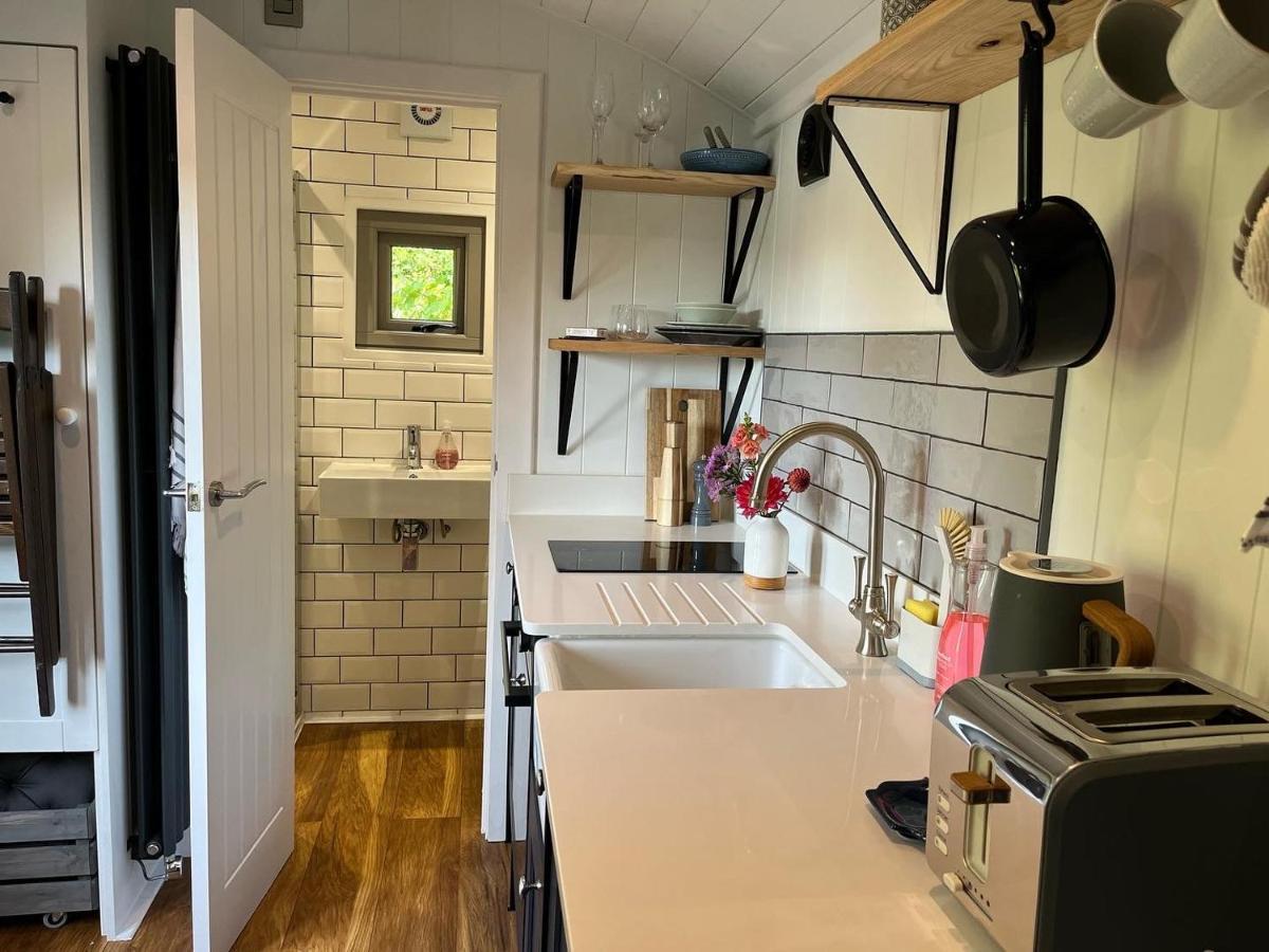 Luxury Shepherds Hut - The Moorhen By The Lake 요크 외부 사진