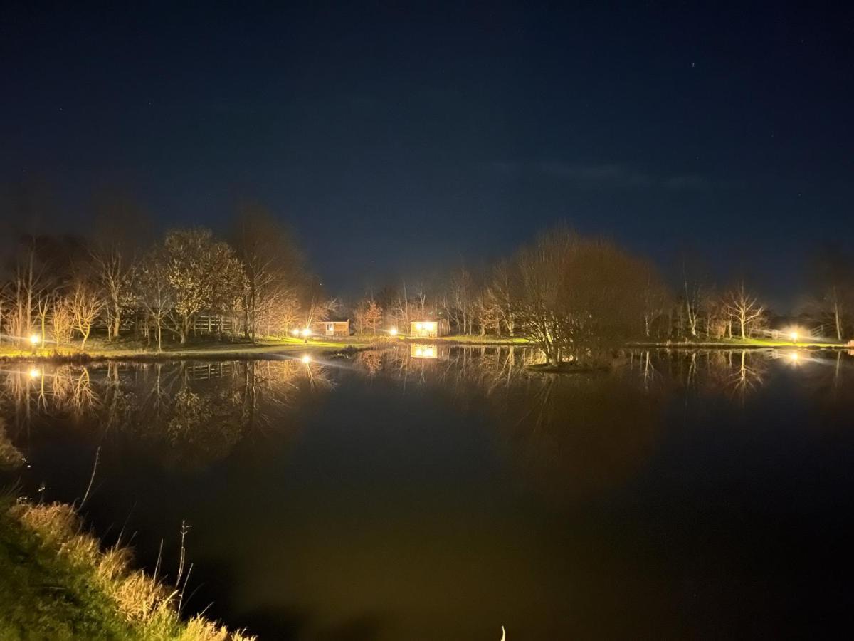 Luxury Shepherds Hut - The Moorhen By The Lake 요크 외부 사진